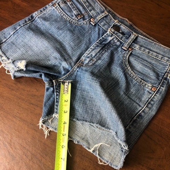 Levi’s 550 Size 26W Relax Fit Women’s Cutoff Shorts Denim Raw Hem - Picture 9 of 9